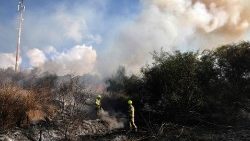 I soccorsi raggiungono una zona vicino Tel Aviv colpita da un missile lanciato dallo Yemen