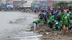 Freiwillige reinigen einen Strand in Manila am 21.9.2024