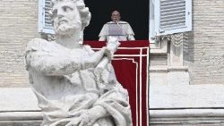 Papież podczas modlitwy Anioł Pański