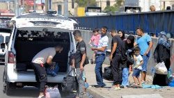 Pessoas deslocadas pelo conflito do sul do Líbano desembarcam de um veículo na beira de uma estrada em Beirute, em 24 de setembro de 2024.