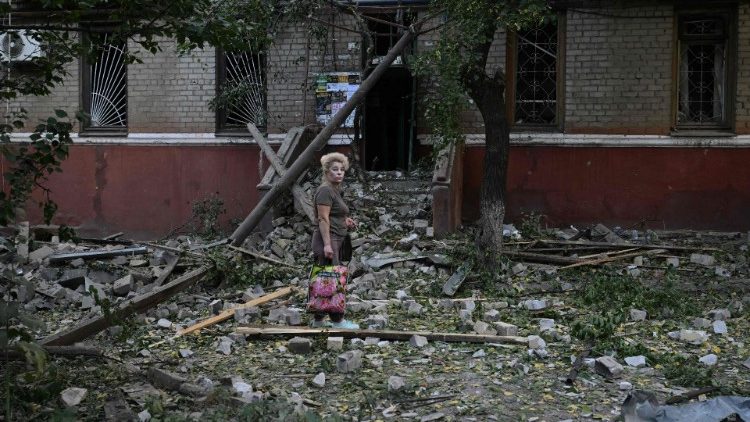 Um morador local fica em frente a um prédio danificado após um ataque russo na cidade de Kramatorsk, região de Donetsk, em 25 de setembro de 2024, em meio à invasão russa da Ucrânia. Um ataque russo na cidade de Kramatorsk, na região oriental de Donetsk, na Ucrânia, em 25 de setembro de 2024, matou uma pessoa e feriu pelo menos 15, disse o governador regional Vadym Filashkin. (Foto de Genya SAVILOV / AFP)