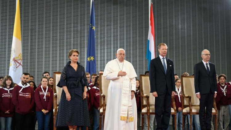 Papa Francisko alipowasili nchini Luxembourg 26 Septemba 2024