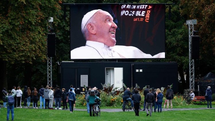Lidé sledují přímý přenos z příjezdu papeže Františka do Lucemburku
