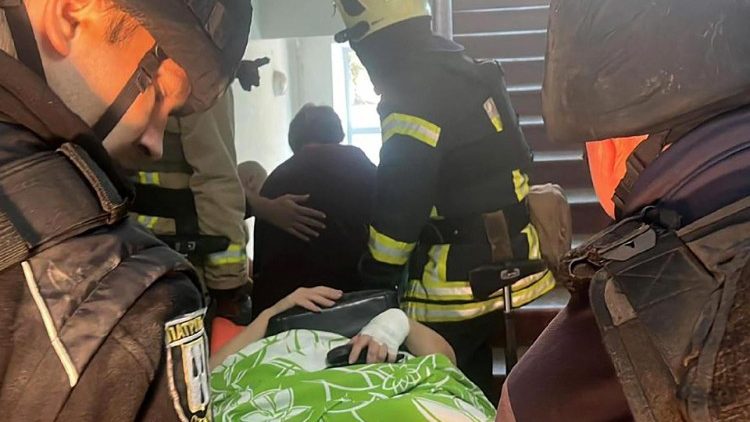 Esta fotografia de folheto tirada e divulgada pelo Serviço de Emergência Ucraniano em 28 de setembro de 2024 mostra socorristas e policiais ucranianos evacuando uma pessoa ferida de um prédio hospitalar danificado após um ataque de drones em Sumy. Dois ataques russos a um hospital na cidade fronteiriça ucraniana de Sumy mataram nove pessoas em 28 de setembro de 2024, disseram autoridades regionais. (Photo by Sergei GAPON / UKRAINIAN EMERGENCY SERVICE / AFP)