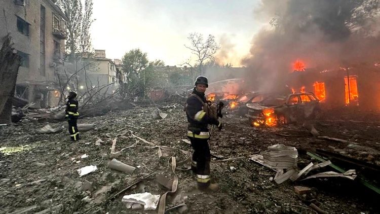 Esta fotografia de distribuição tirada e divulgada pelo Serviço de Emergência Ucraniano em 29 de setembro de 2024 mostra equipes de resgate trabalhando no local de um ataque com mísseis em Zaporizhzhia. (Photo by Handout / UKRAINIAN EMERGENCY SERVICE / AFP)