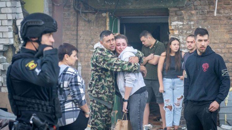  A reação de moradores ao lado de um prédio residencial danificado após um ataque de mísseis em Zaporizhzhia, em meio à invasão russa da Ucrânia. Pelo menos 13 pessoas ficaram feridas em 29 de setembro de 2024 em uma série de ataques russos em Zaporizhzhia, no sul da Ucrânia, anunciaram os serviços de emergência. (Photo by Handout / Zaporizhzhia Regional Military Administration / AFP)