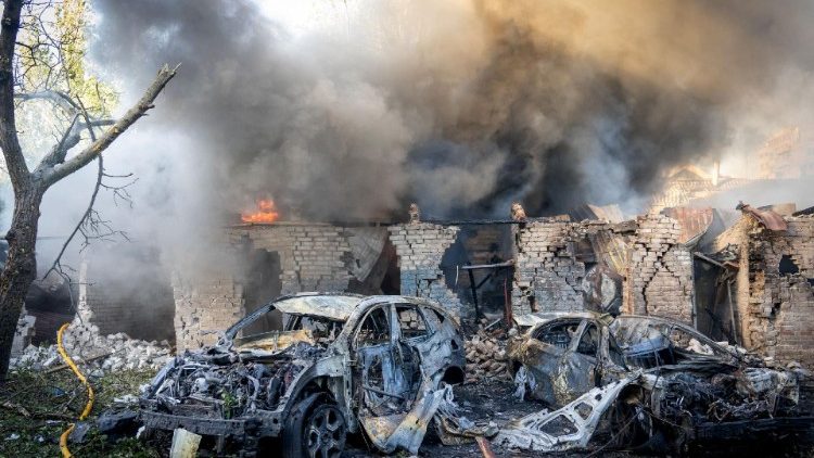 Carros queimados ao lado de um prédio em chamas após um ataque de mísseis em Zaporizhzhia, em meio à invasão russa da Ucrânia. Pelo menos 13 pessoas ficaram feridas em 29 de setembro de 2024 em uma série de ataques russos em Zaporizhzhia, no sul da Ucrânia, anunciaram os serviços de emergência. (Photo by Handout / Zaporizhzhia Regional Military Administration / AFP)