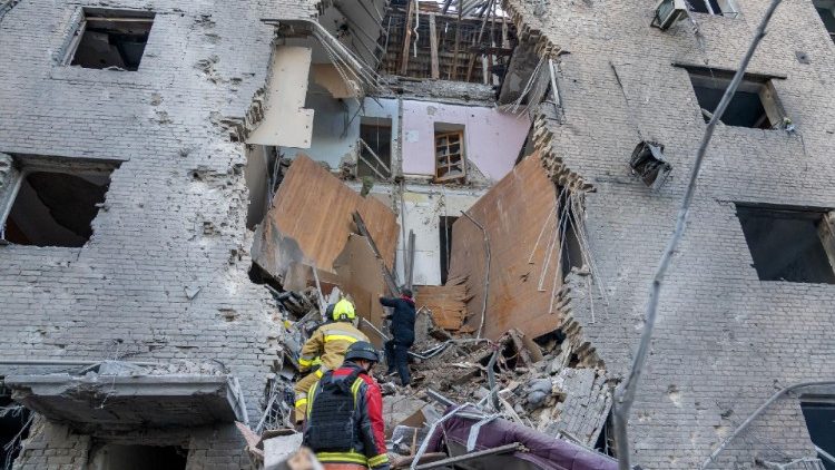  Policiais ucranianos trabalhando no local de um ataque com mísseis em Zaporizhzhia, em meio à invasão russa da Ucrânia. Pelo menos 13 pessoas ficaram feridas em 29 de setembro de 2024 em uma série de ataques russos em Zaporizhzhia, no sul da Ucrânia, anunciaram os serviços de emergência. (Photo by Handout / Zaporizhzhia Regional Military Administration / AFP)