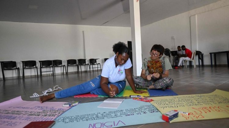 Los estudiantes ingresan a las instituciones educativas con una identidad religiosa.