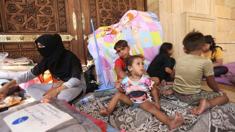 En medio de la devastación por la guerra, las hermanas de Nuestra Señora de la Caridad del Buen Pastor prestan sus servicios de asistencia médica.