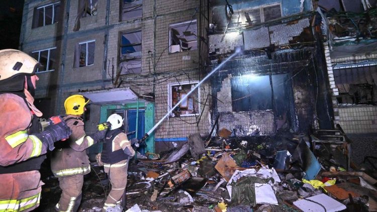 Des pompiers ukrainiens tentent d'éteindre un feu dans un immeuble résidentiel après une attaque de missiles à Kharkiv. 