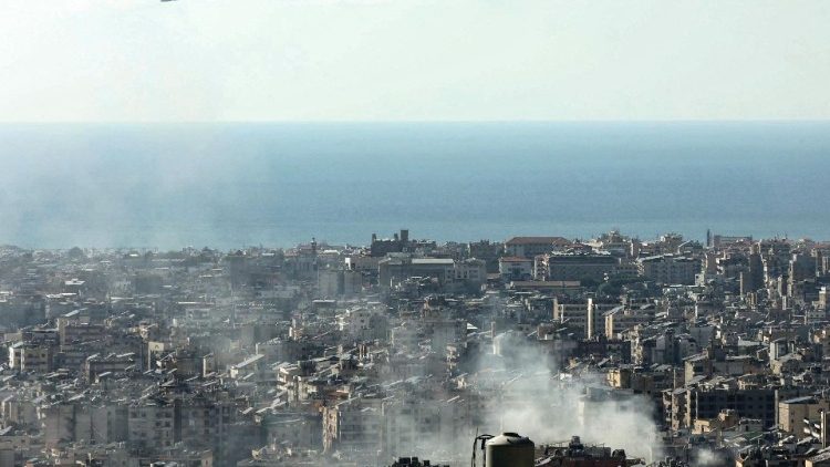 Fumaça sobe sobre os prédios nos subúrbios do sul de Beirute após um ataque israelense, em 4 de outubro de 2024 (AFP)