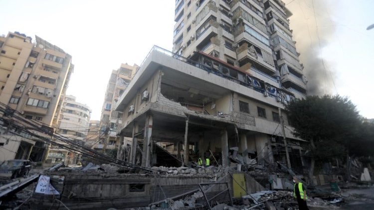 Ispezioni tra le macerie in seguito a un attacco israeliano che ha preso di mira il quartiere di Sfeir nella periferia sud di Beirut il 6 ottobre