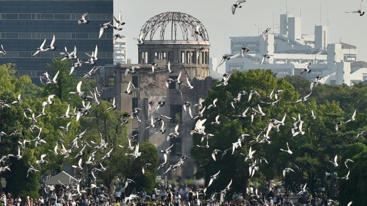 Pombas voam sobre o Parque Memorial da Paz de Hiroshima, no oeste do Japão, em 6 de agosto de 2015, durante uma cerimônia memorial para marcar o 70º aniversário do bombardeio atômico de Hiroshima. 