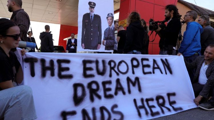 La protesta di attivisti albanesi all'Hot spot di Shengjin