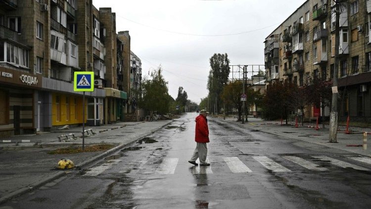 Um morador local atravessa uma rua deserta na cidade de Pokrovsk, região de Donetsk, em 20 de outubro de 2024, em meio à invasão russa da Ucrânia. (Foto de Genya SAVILOV / AFP)