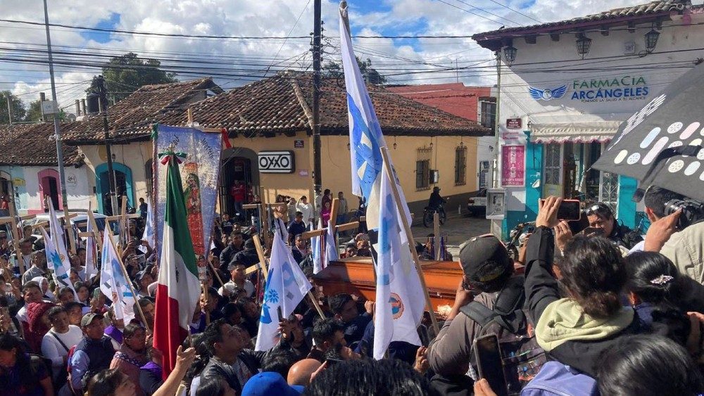 Pessoas carregam o caixão do padre Marcelo Perez, que foi morto a tiros em San Cristobal de Las Casas, estado do Chiapas, México, em 20 de outubro de 2024 (AFP)