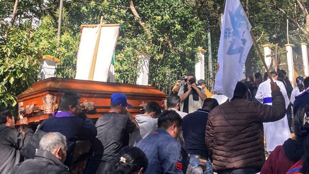 Pessoas carregam o caixão do padre Marcelo Perez, que foi morto a tiros em San Cristobal de Las Casas, estado do Chiapas, México, em 20 de outubro de 2024 (AFP)