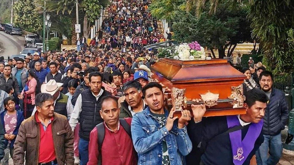 Pessoas carregam o caixão do padre Marcelo Perez, que foi morto a tiros em San Cristobal de Las Casas, estado do Chiapas, México, em 20 de outubro de 2024 (AFP)
