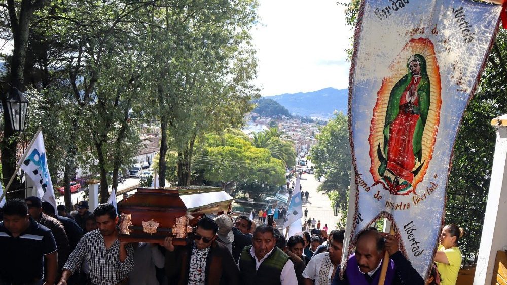 Pessoas carregam o caixão do padre Marcelo Perez, que foi morto a tiros em San Cristobal de Las Casas, estado do Chiapas, México, em 20 de outubro de 2024 (AFP)