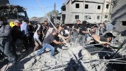 Ricerche di sopravvissuti dopo un bombardamento nel Sud Libano