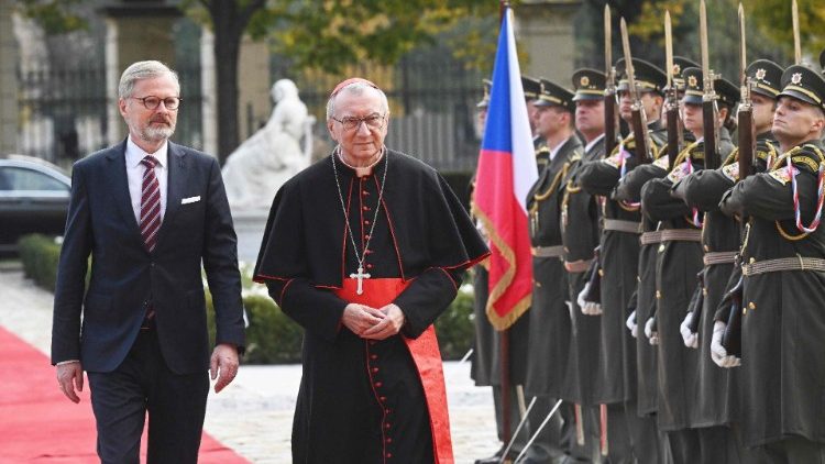 L' arrivée du cardinal Parolin dans les bureaux du Premier ministre de la République tchèque
