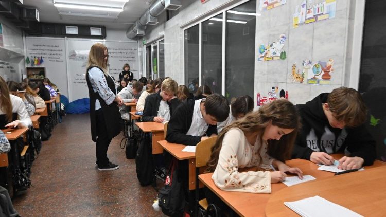 Des élèves dans une salle de classe installée dans une station de métro de Kharkiv, le 25 octobre 2024.