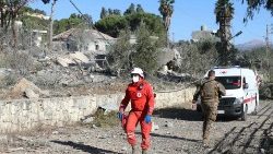  Un soldat de l'armée libanaise et un secouriste de la Croix-Rouge inspectent le site d'une frappe aérienne israélienne qui a visé le village de Marjayoun, dans le sud du pays, le 27 octobre 2024, dans le cadre de la guerre entre Israël et le Hezbollah.