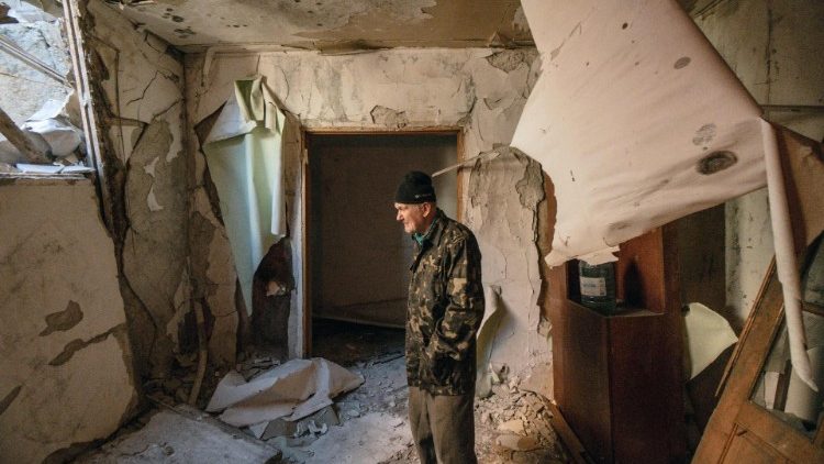 Mykola Hrishyn, 71, está em um quarto de seu apartamento danificado em um prédio residencial que foi atingido por um míssil russo, em Kharkiv, em 26 de outubro de 2024, em meio à invasão russa na Ucrânia. Em março de 2022, um míssil russo atingiu o prédio onde a família Hrishyn morava, danificando gravemente seu apartamento e forçando a família a procurar outro lugar para morar. No verão de 2022, eles se mudaram para o porão do mesmo prédio residencial onde seu apartamento estava localizado e desde então estão morando lá. (Foto de Ivan SAMOILOV / AFP)