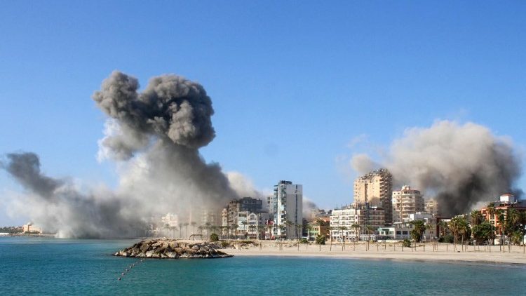 Bombardamenti israeliani sulla città libanese di Tiro