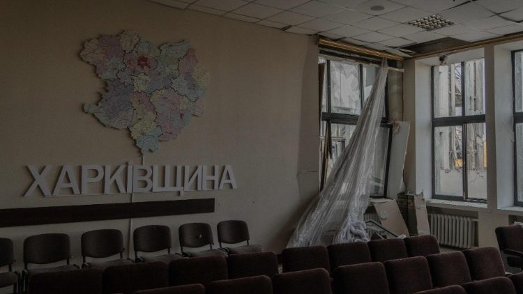 Um mapa da região de Kharkiv é visto na parede do edifício Derzhprom danificado, um arranha-céu histórico soviético, após um ataque de mísseis em Kharkiv em 29 de outubro de 2024. (Foto de Ivan SAMOILOV / AFP)