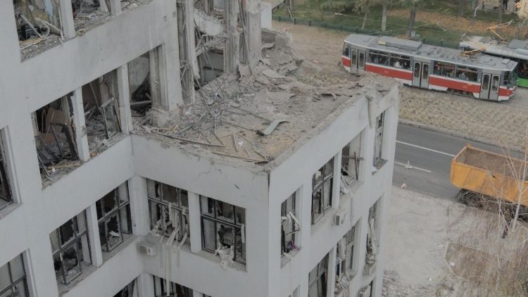 Um bonde passa pelo edifício Derzhprom danificado, um arranha-céu histórico soviético, após um ataque de mísseis em Kharkiv em 29 de outubro de 2024. (Foto de Ivan SAMOILOV / AFP)