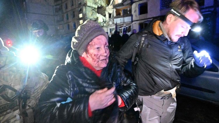 Policiais ajudam um morador ferido de um prédio de apartamentos danificado após um ataque aéreo em Kharkiv, em 31 de outubro de 2024, em meio à invasão russa da Ucrânia. (Foto de SERGEY BOBOK / AFP)