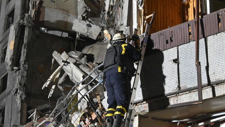 Um socorrista do Serviço de Emergência do Estado da Ucrânia vasculha os escombros de um prédio de apartamentos danificado após um ataque aéreo em Kharkiv, em 31 de outubro de 2024, em meio à invasão russa da Ucrânia. (Foto de SERGEY BOBOK / AFP)