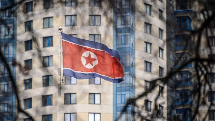 Una bandera norcoreana ondea sobre su embajada en Moscú 
