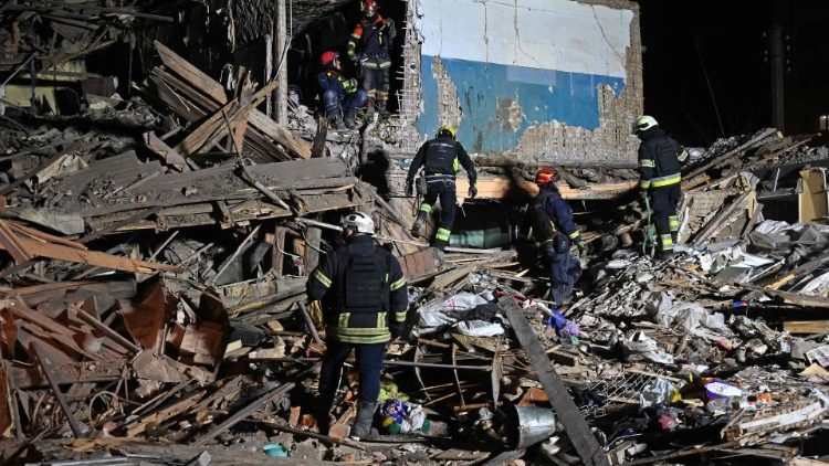 Equipes de resgate do Serviço de Emergência do Estado inspecionam os restos de um prédio residencial após um ataque em Kharkiv, em 1º de novembro de 2024, em meio à invasão russa na Ucrânia. Dois mísseis atingiram uma delegacia de polícia na segunda cidade da Ucrânia, Kharkiv, na tarde de 1º de novembro de 2024, matando um policial e ferindo outras 30 pessoas, disse o chefe da polícia nacional. (Foto de SERGEY BOBOK / AFP)