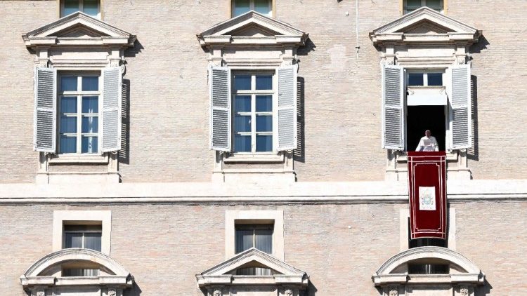 Папа падчас малітвы "Анёл Панскі"