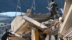 Soccorritori tra le macerie dopo un bombardamento in Libano