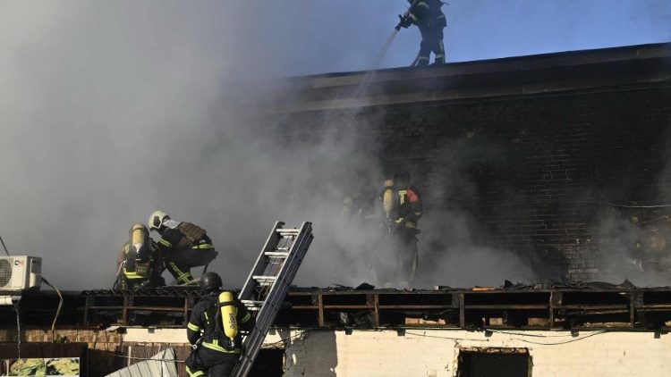 Equipes de resgate ucranianas trabalham para extinguir um incêndio em um prédio após um ataque de drones em Kiev em 7 de novembro de 2024. (Foto de Genya SAVILOV / AFP)