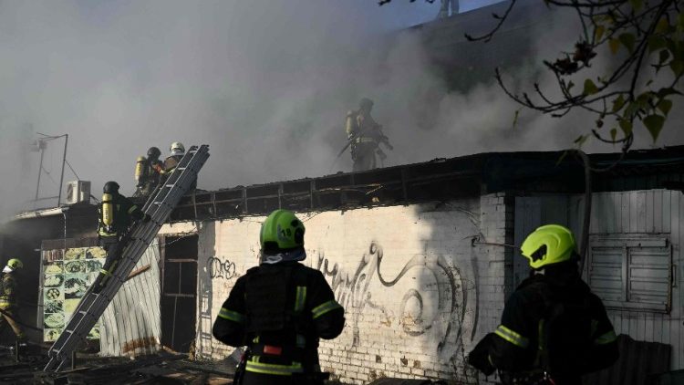 Equipes de resgate ucranianas trabalham para extinguir um incêndio em um prédio após um ataque de drones em Kiev em 7 de novembro de 2024. (Foto de Genya SAVILOV / AFP)