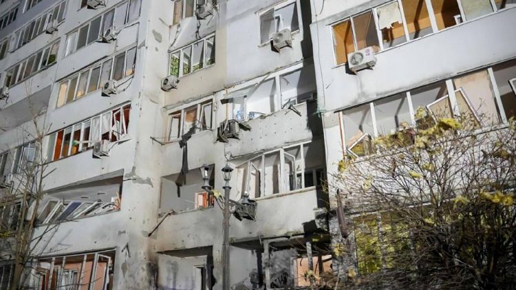  Esta fotografia de distribuição tirada e divulgada pelo Serviço de Emergência Ucraniano em 7 de novembro de 2024 mostra um edifício residencial danificado após um ataque de drones em Odessa. (Photo by Handout / UKRAINIAN EMERGENCY SERVICE / AFP) 