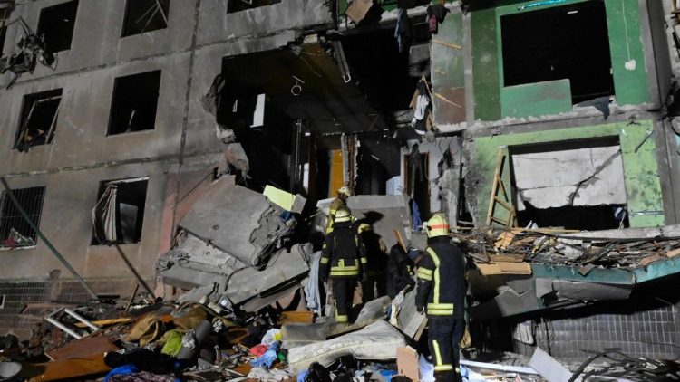 Equipes de resgate do Serviço Estadual de Emergência da Ucrânia trabalham em um prédio de vários andares, danificado após um ataque aéreo em Kharkiv em 8 de novembro de 2024, em meio à invasão russa na Ucrânia. (Foto de SERGEY BOBOK / AFP)