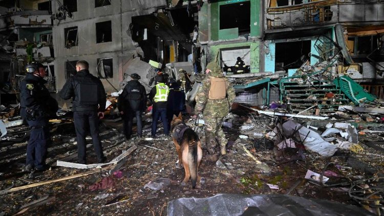 Equipes de resgate do Serviço Estadual de Emergência da Ucrânia trabalham em um prédio de vários andares, danificado após um ataque aéreo em Kharkiv em 8 de novembro de 2024, em meio à invasão russa na Ucrânia. (Foto de SERGEY BOBOK / AFP)