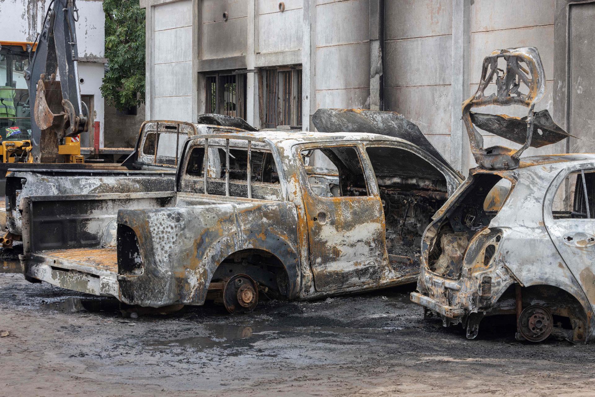 Ausgebrannte Autos in Maputo, Hauptstadt Mosambiks