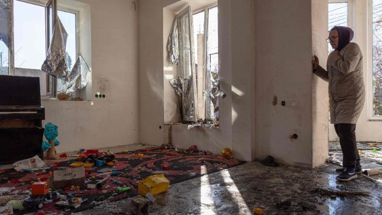 Um morador local inspeciona danos a um prédio após um ataque de míssil em um local não revelado na região de Odessa em 17 de novembro de 2024. A Rússia atacou a Ucrânia com "um dos maiores" ataques aéreos sofridos em um ataque que teve como alvo a infraestrutura energética do país, disse o Ministro das Relações Exteriores de Kiev, Andriy Sybiga, em 17 de novembro de 2024. (Foto de Oleksandr GIMANOV / AFP)