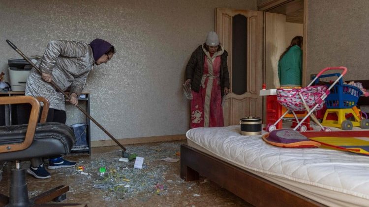 Moradores locais limpam um quarto em um prédio danificado após um ataque de míssil em um local não revelado na região de Odessa em 17 de novembro de 2024. A Rússia atacou a Ucrânia com "um dos maiores" ataques aéreos sofridos em um ataque que teve como alvo a infraestrutura energética do país, disse o Ministro das Relações Exteriores de Kiev, Andriy Sybiga, em 17 de novembro de 2024. (Foto de Oleksandr GIMANOV / AFP)