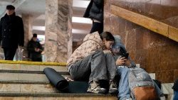 Kinder suchen in einer U-Bahn-Station in Kiyv Schutz während eines russischen Luftangriffs