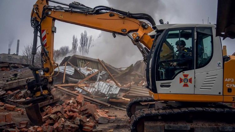 I soccorrritori al lavoro a Sumy