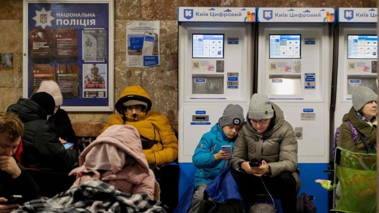  Moradores locais se abrigam em uma esta&ccedil;&atilde;o de metr&ocirc; durante um alarme de ataque a&eacute;reo em Kiev, em 28 de novembro de 2024, em meio &agrave; invas&atilde;o russa na Ucr&acirc;nia. (Foto de Tetiana DZHAFAROVA / AFP)