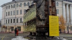 L'installazione artistica "Battle for Light" realizzata con un trasformatore di potenza distrutto, creata dall'artista Dmytro Vasyliev ed esposta a Kiev